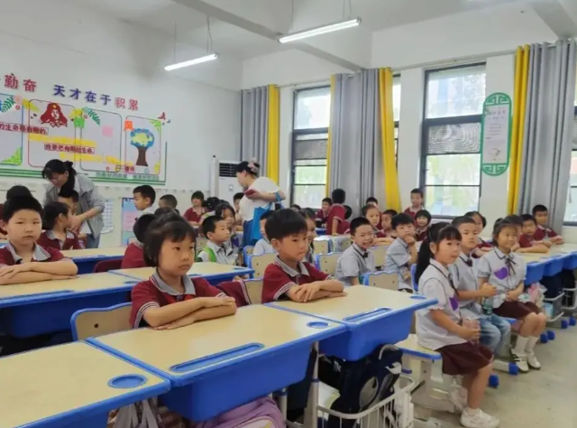 听巡课1000余节精准确诊讲堂教学短板实施差异化辅导战略